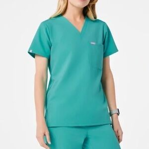 FIGS- Catarina One Pocket scrub top in oasis